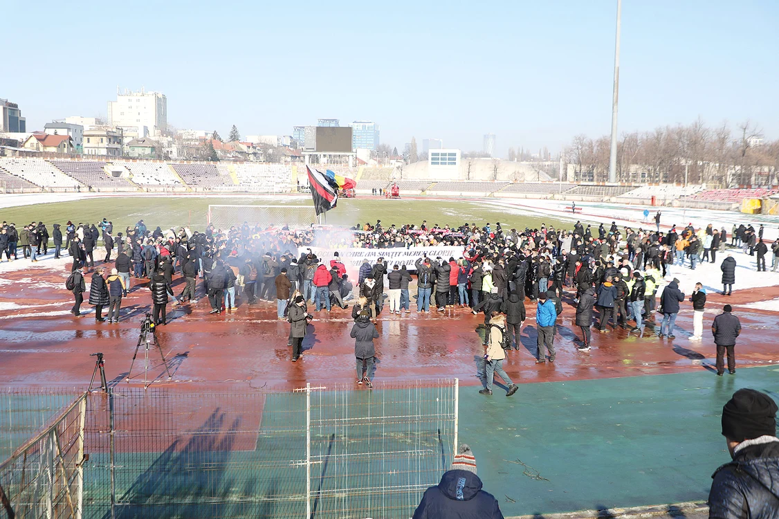 Câteva sute de fani au fost pe arenă la despărţirea de vechiul stadion