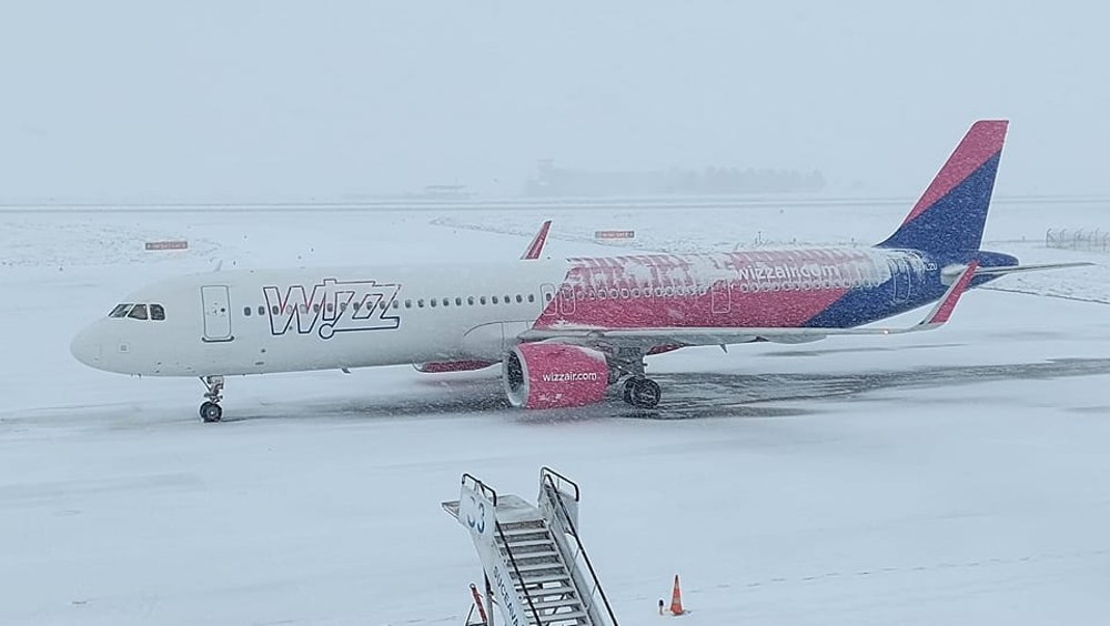 Haos pe aeroporturile din București. Avioane blocate la sol din cauza zăpezii
