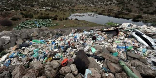 Groapa ilegala de gunoi de langa orasul grecesc Tripoli FOTO AFP