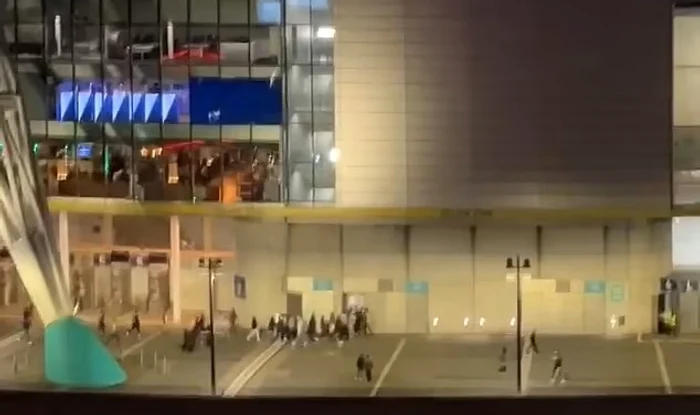 Suporterii au intrat în arenă chiar în timpul decernării trofeului. Foto Mail Online