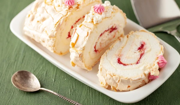 Rulada de bezea si gem de zmeura  Sursa foto shutterstock 2329112823 jpg