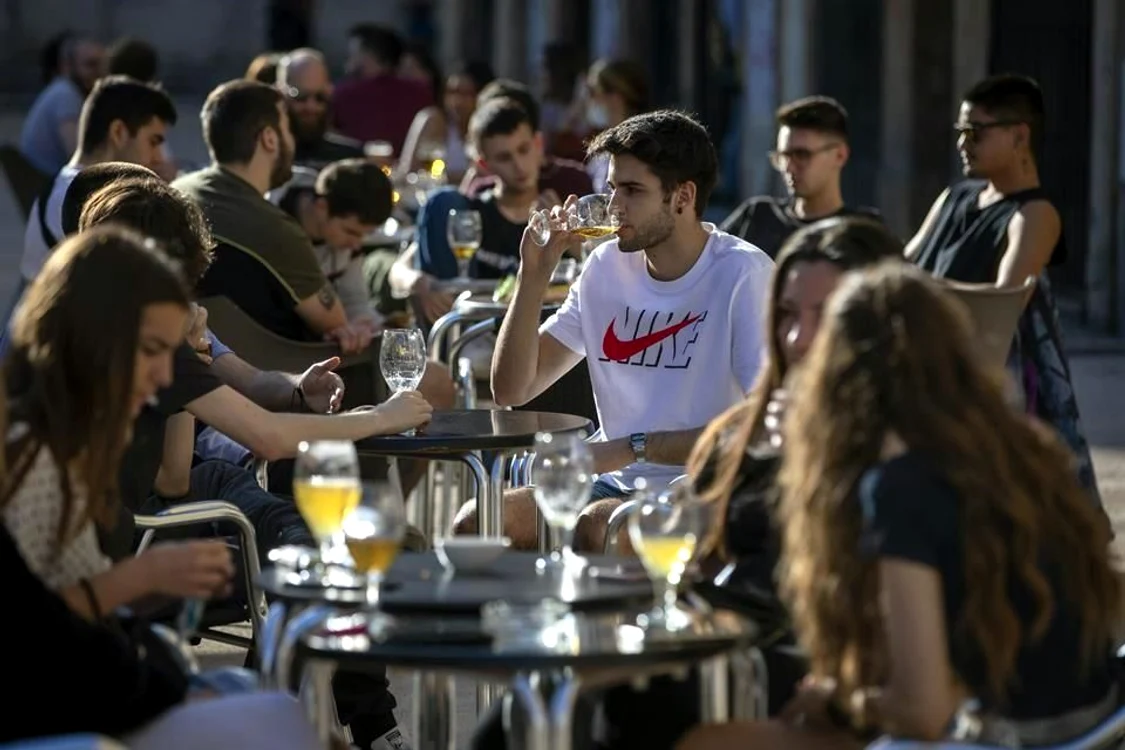 Spaniolii din Tarragona au profitat de vremea frumoasă și au ignorat avertismentele autorităților la o bere în oraș, cu prietenii