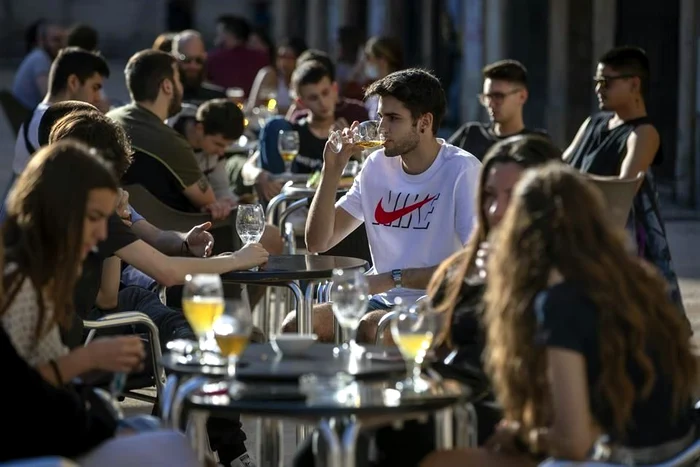 Spaniolii din Tarragona au profitat de vremea frumoasă și au ignorat avertismentele autorităților la o bere în oraș, cu prietenii