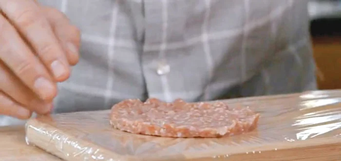 Coudreaut a tocat, apoi, ceapa,  salata verde şi a prăjit chiflele  tăiate în felii şi carnea