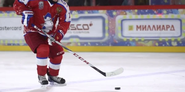 Preşedintele rus Vladimir Putin participă la un meci amical al Night Hockey League la patinoarul din Piaţa Roşie din Moscova Rusia FOTO Profimedia