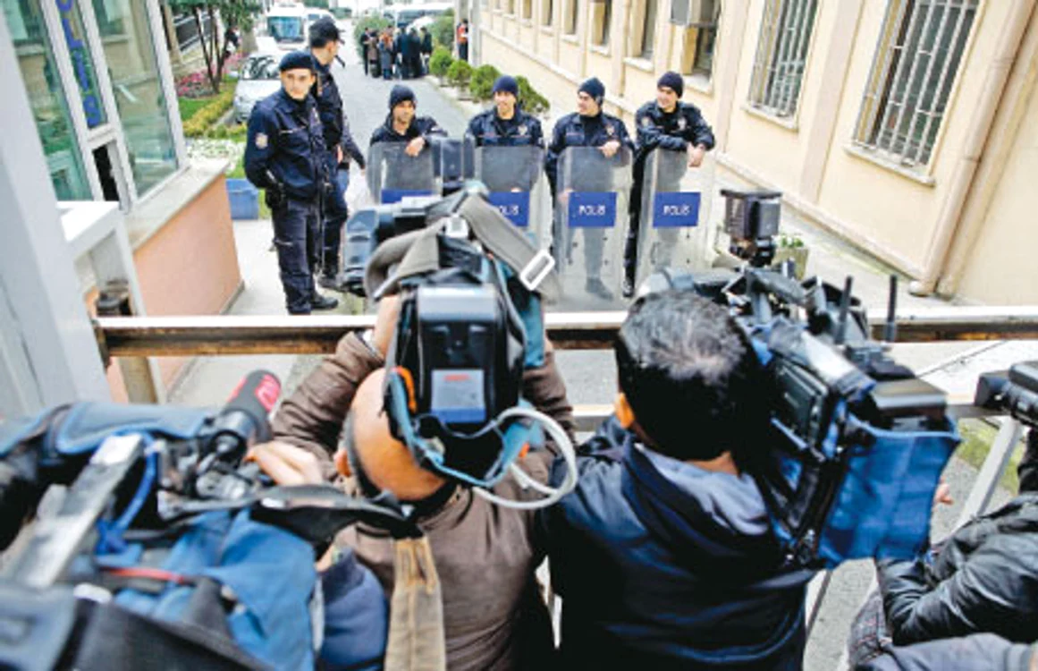 Jurnaliştii turci şi străini pândesc ieşirea acuzaţilor de la procuratură  