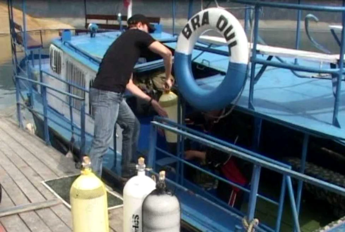 Scafandri caută trupul fetei dispărute pe fundul lacului de la Bicaz