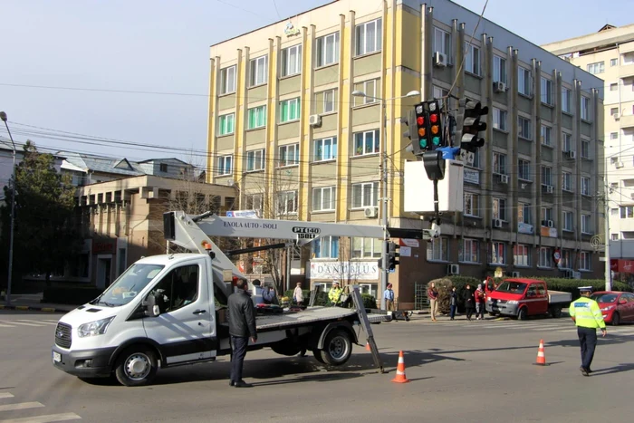 Semaforul a fost montat în intersecţia de la Big