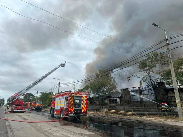 Incendiu violent la Ploiești