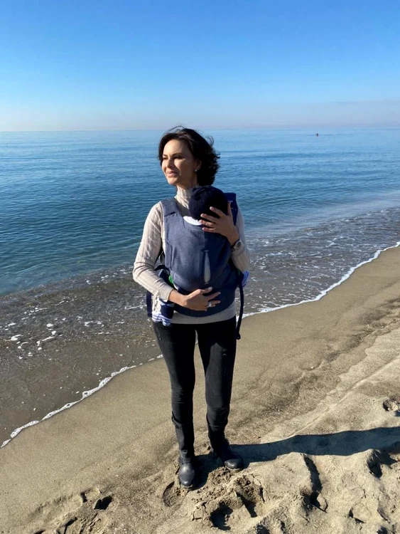 
    Ramona Bădescu își ține puiul la piept și se bucură de o ieșire la mare, la Fregenefoto: arhivă personală  