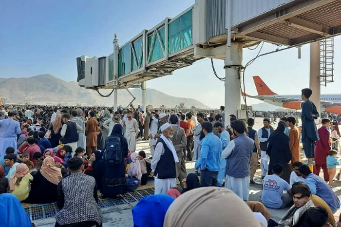 Mii de oameni aşteaptă pe aeroportul din Kabul să părăsească Afganistanul. 16 august 2021. FOTO AFP