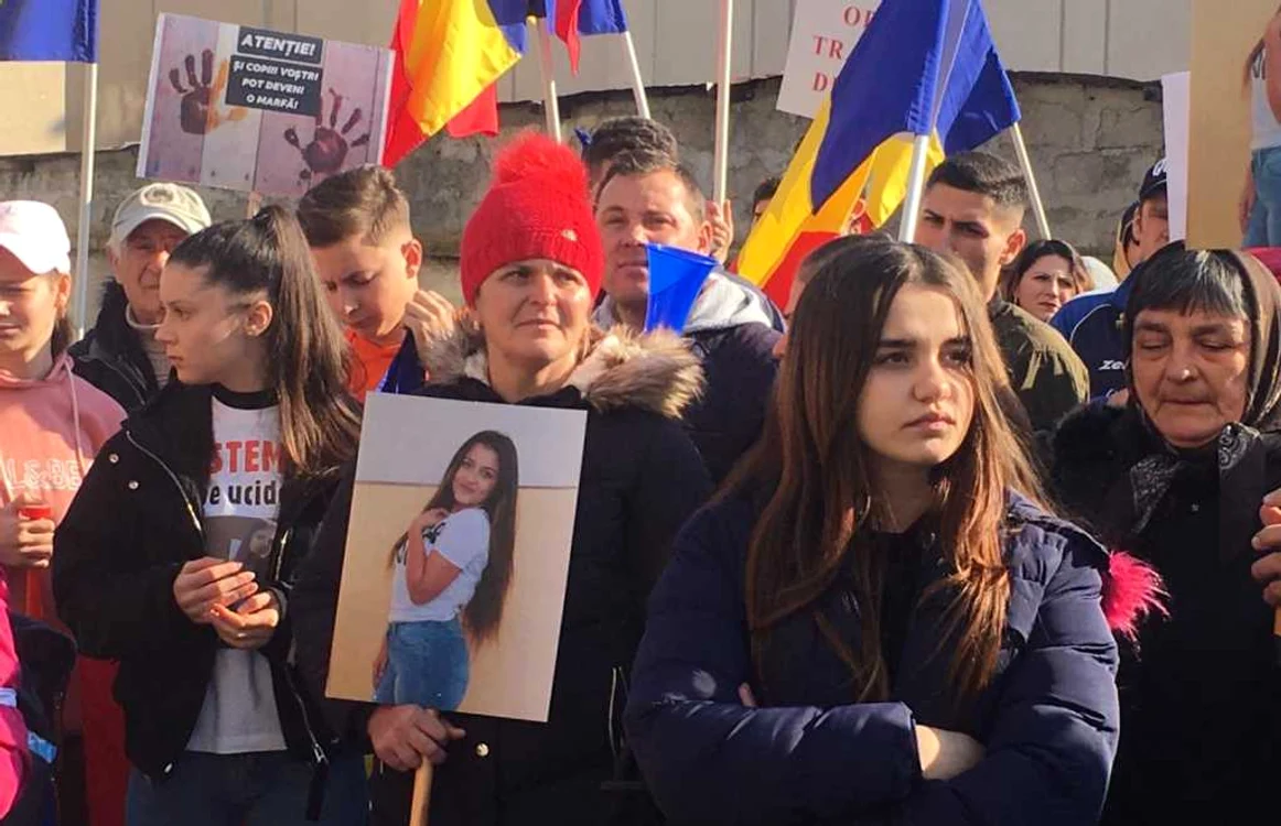Prietenii celor două fete sunt alături de familii şi cer autorităţilor măsuri ca astfel de fapte să nu se mai poată repeta FOTO: Ana Popescu