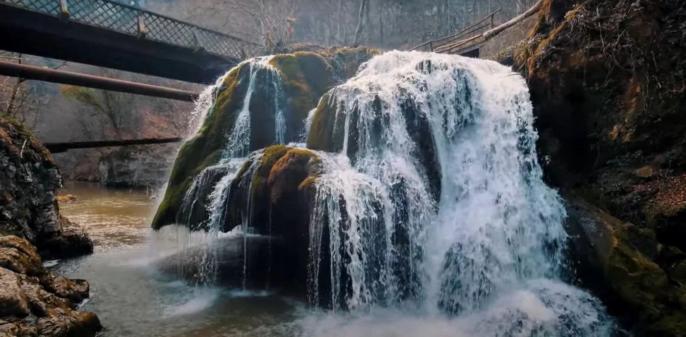 
    Cascada Bigăr, așa cum arăta înainte de a se prăbuși  