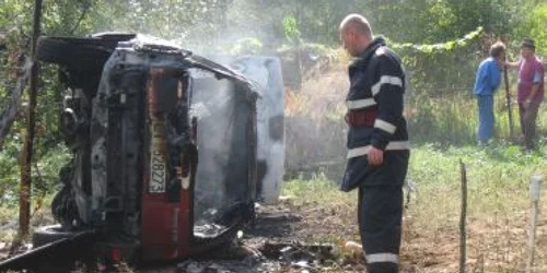 Resiţa: A scăpat ca prin minune după un accident în care i-a luat foc maşina
