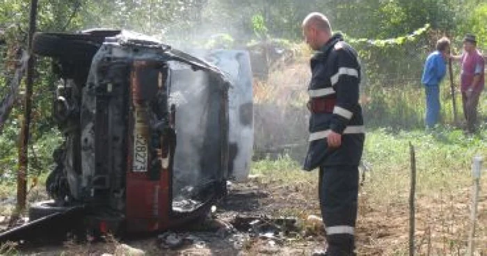 Resiţa: A scăpat ca prin minune după un accident în care i-a luat foc maşina