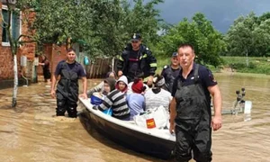 Pompierii au folosit barca în comuna Fârdea jpeg