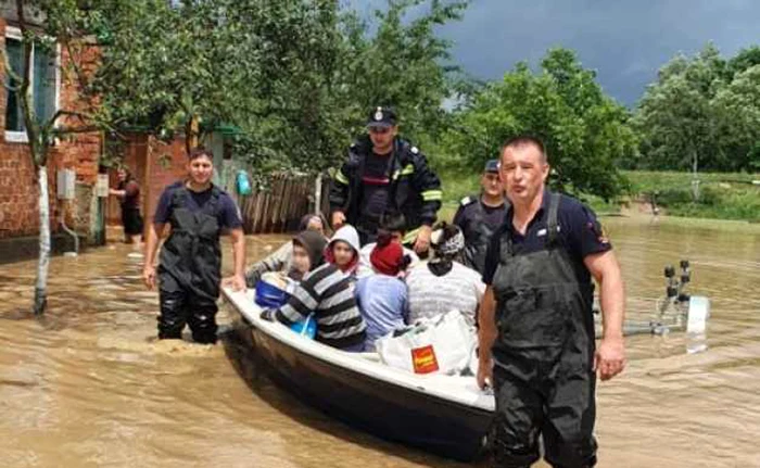 Pompierii au folosit barca în comuna Fârdea