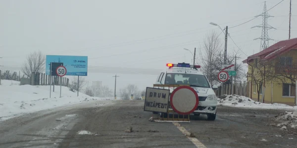 Mai multe drumuri judeţene au fost închise FOTO