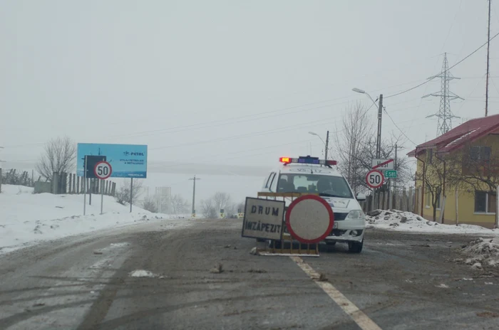 Mai multe drumuri judeţene au fost închise FOTO