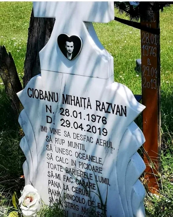 Piatra funerară a fost ridicată la locul accidentului