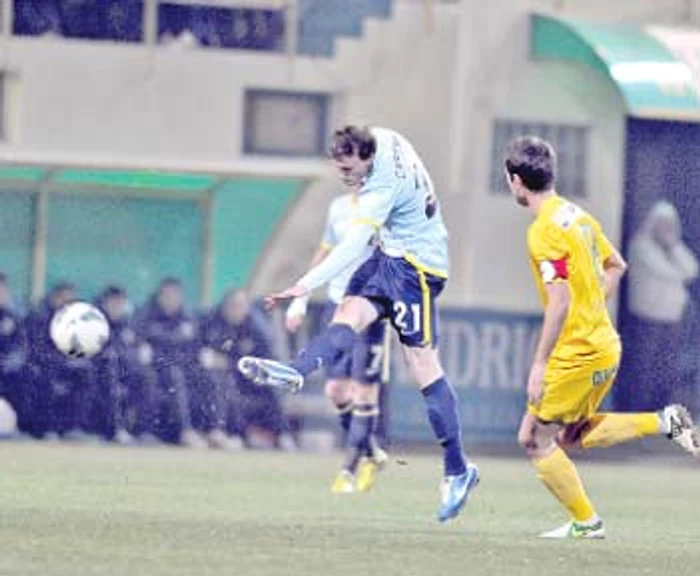 
    Chiricheş a deschis  scorul prin acest şut  de la 30 de metri  