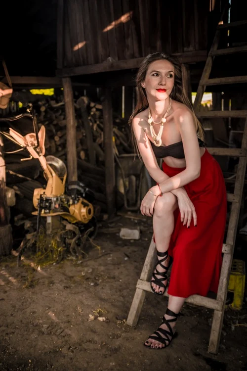 Adela Popescu, şedinţă foto la ţarăFoto: Talentivity