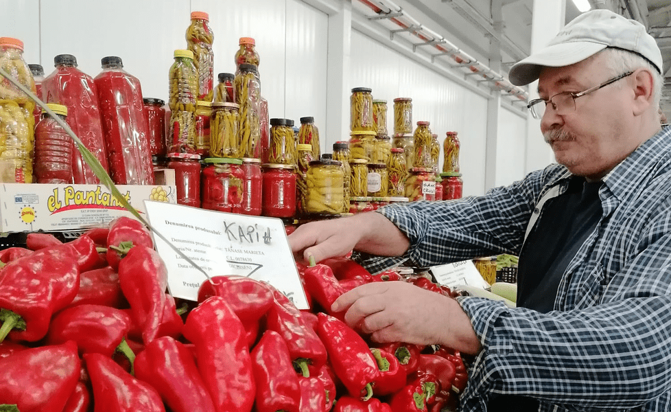 Munți de legume se strică pe tarabele piețelor din România. De ce s-au prăbușit vânzările