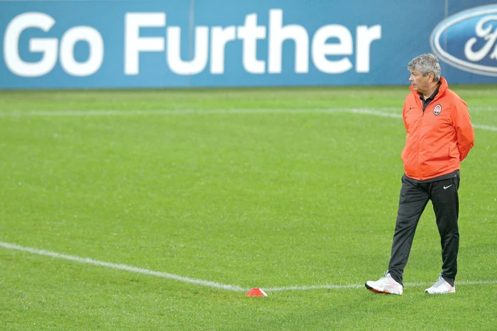 
    Mircea Lucescu nu se sperie  de atmosfera din Ucraina,  dar, pentru siguranță,  a mutat echipa la KievFoto: AFP  