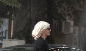 Blondina a fost surprinsă recent de fotoreporterii Click! la o promenadă prin oraş jpeg
