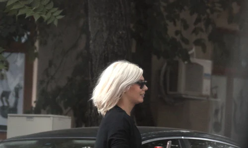 Blondina a fost surprinsă recent de fotoreporterii Click! la o promenadă prin oraş jpeg