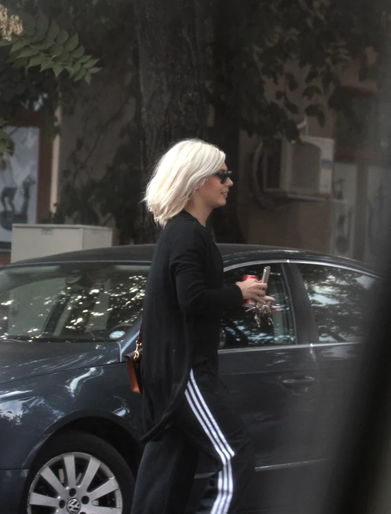 Blondina a fost surprinsă recent de fotoreporterii Click! la o promenadă prin oraş