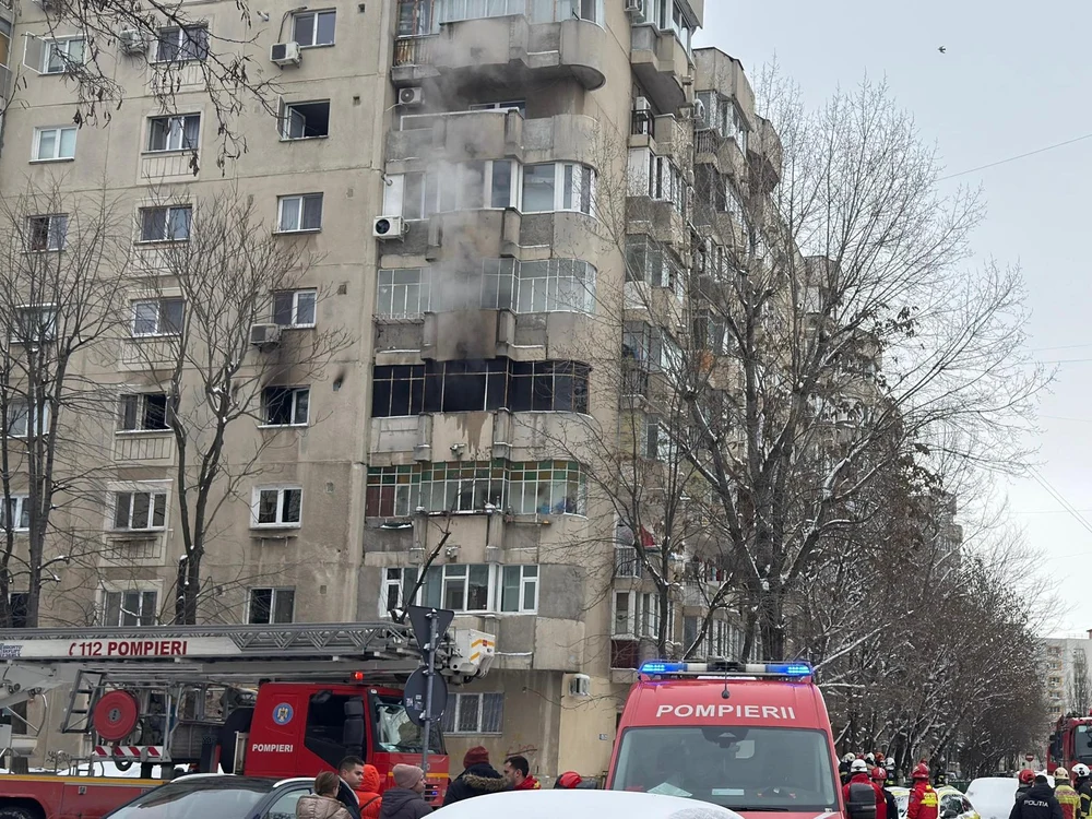 Incendiu într-un apartament din Sectorul 5. Pompierii au evacuat o persoană cu arsuri