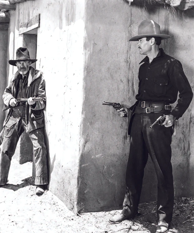 Scenă iconică din pelicula „My Darling Clementine” (1946): Henry Fonda (dreapta) e Wyatt Earp,  în vreme ce Walter Brennan este membru al clanului Clanton
