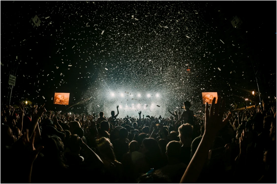 Psihologii trag un semnal de alarmă pentru părinții care își lasă copiii la festival. Foto: unsplash