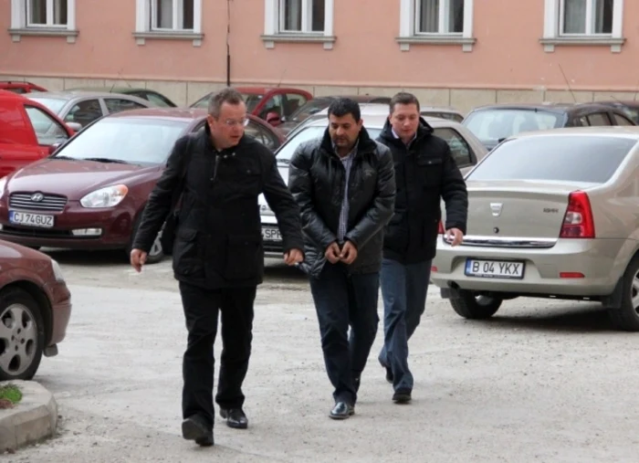 Octavian Seciu (mijloc) a fost condamnat la doi ani de închisoare cu suspendare FOTO: provincianews.ro