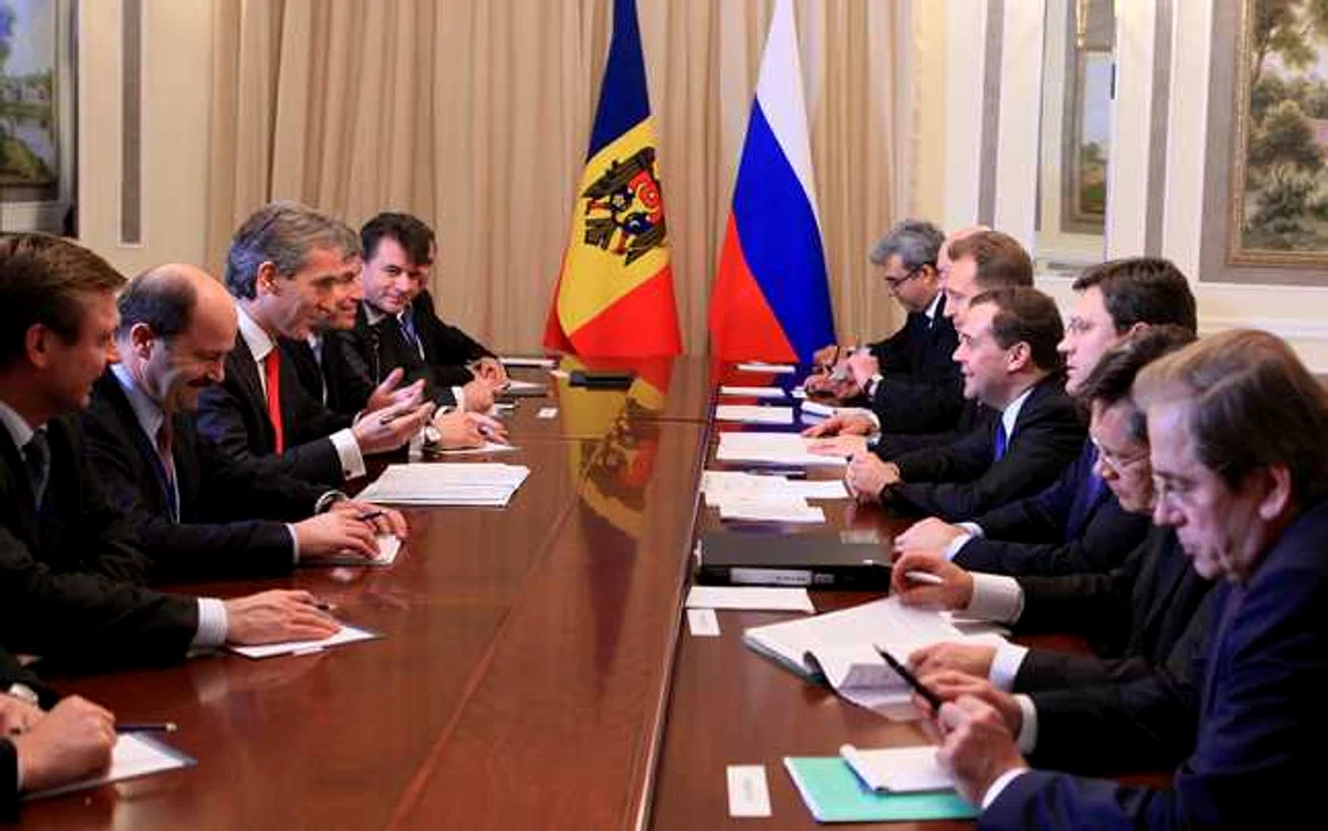Premierul Iurie Leancă a cerut instituţiilor de resort să intensifice dialogul cu partenerii din Rusia. FOTO: Guvernul Republicii Moldova