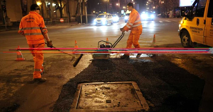 Muncitorii lucrează şi noaptea pentru a nu încurca prea mult traficul. FOTO Mediafax