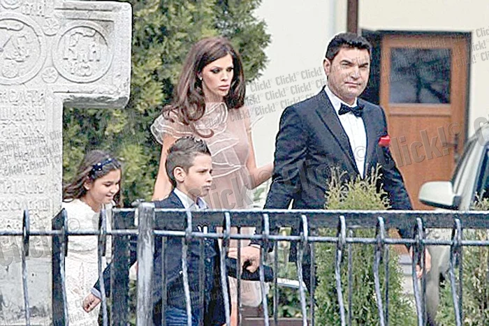 Alina Borcea a purtat o rochiţă foarte subţire, fără mâneci. Din cauza frigului, a lăsat, fără voia ei, o „privelişte” deosebită la sâni (Fotografii: Mihai Ionescu)