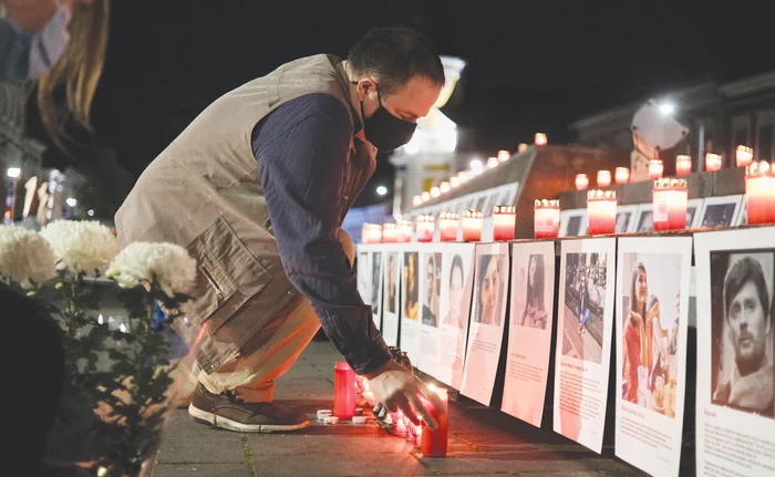 O lumânare şi un gând pentru cei plecaţi la Ceruri. Foto: Mediafax