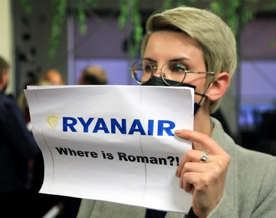 Pe aeroportul din Vilnius, pasagerii au fost întâmpinaţi de premierul Lituaniei dar şi de protestatari Foto: AFP