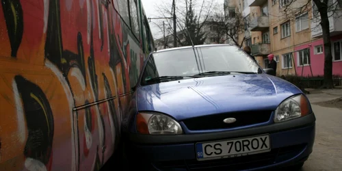 Tramvaiul a acroşat o maşină.