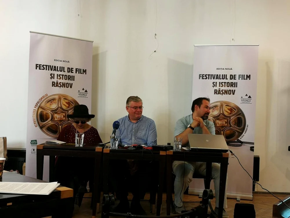 Irina Margareta Nistor, Sorin Mîndruţescu şi Mihai Dragomir la conferinţa de presă dedicată festivalului.