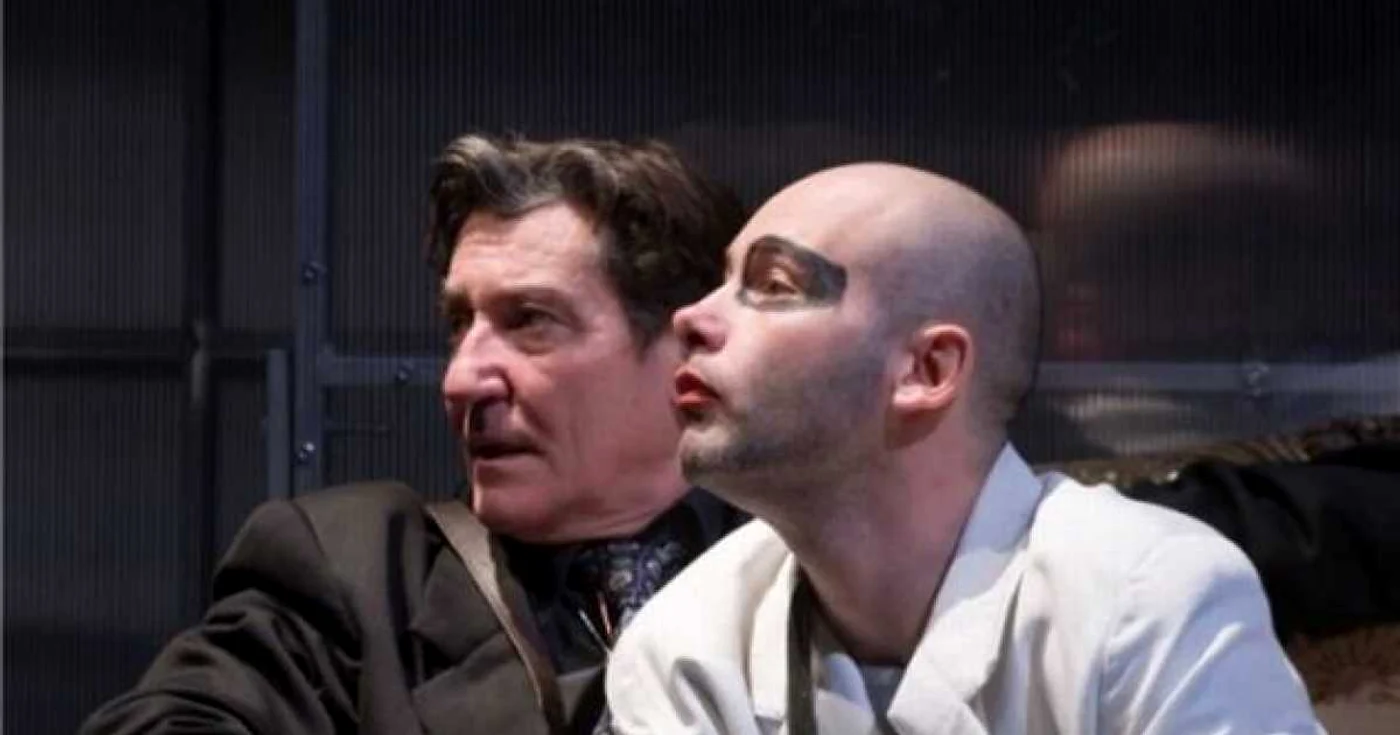 Actorii Valentin Mihali (foto stânga) şi Sorin Leoveanu, în „Caligula“