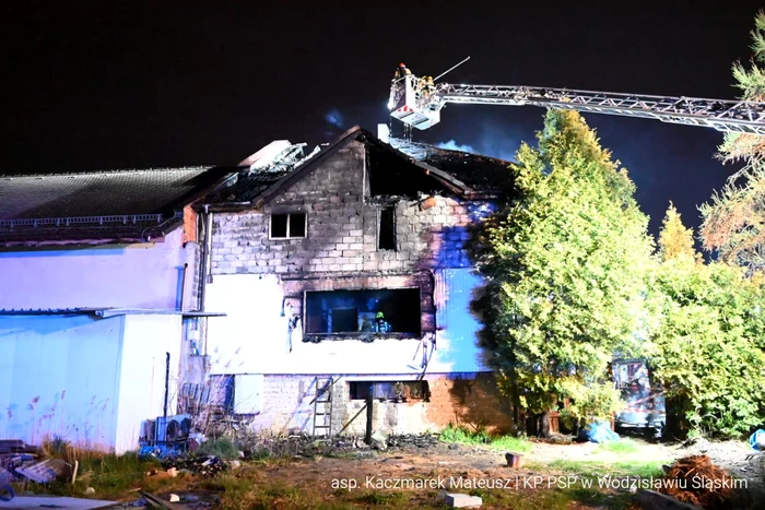 Cinci oameni au murit într-un hostel ilegal din Polonia cuprins de flăcări. FOTO: X
