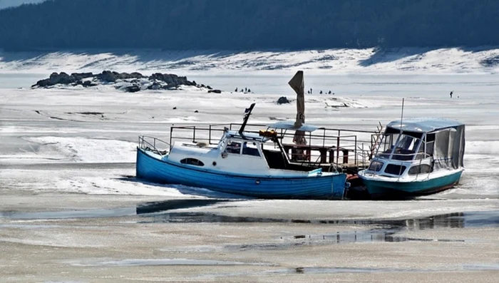 Ruinele bisericii din Hangu ieşite de sub apele îngheţate ale lacului FOTO: eusuntdaniela.ro