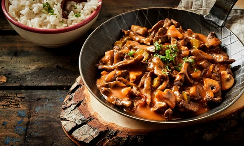 Tocanita de ciuperci cu carne de vita  Sursa foto shutterstock 558816517 jpg