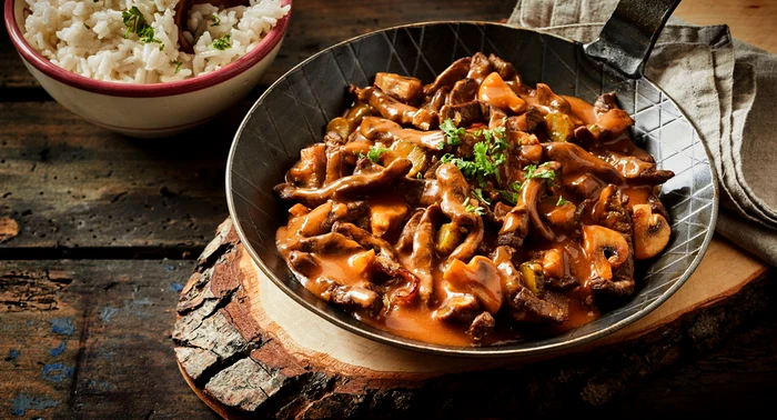 Tocanita de ciuperci cu carne de vita  Sursa foto shutterstock 558816517 jpg