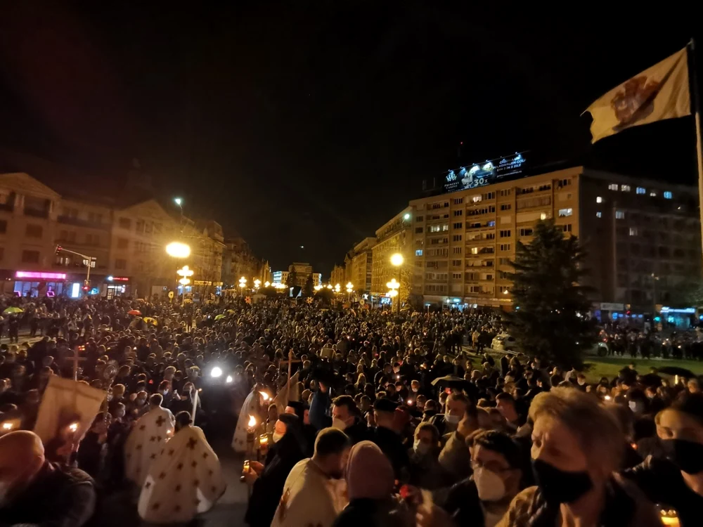 Mii de credincioşi s-au adunat în faţa Catedralei FOTO Ş.Both