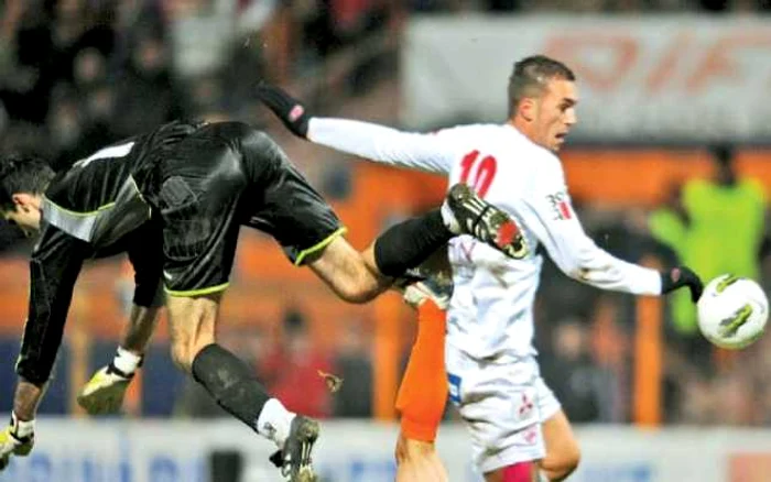 Marius Alexe (în alb) a înscris singurul său gol din turul campionatului în meciul suspect cu Ceahlăul