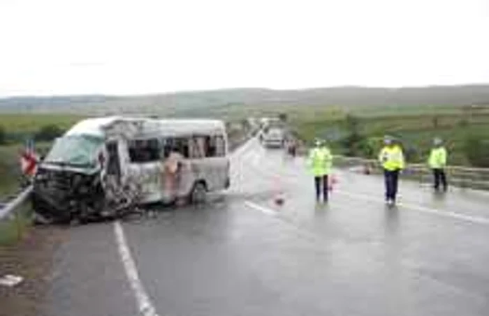 Poliţiştii investighează cu atenţie cauzele accidentului